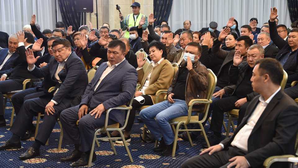 Lawmakers vote on the candidature of Sadyr Japarov for the post of prime minister in Bishkek on October 10, 2020.