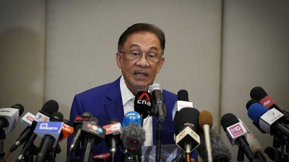 Malaysian opposition leader Anwar Ibrahim at a press conference after meeting the king, in Kuala Lumpur, Malaysia. October 13, 2020.