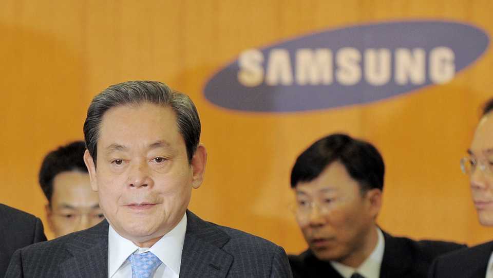 In this file photo taken on April 22, 2008 Lee Kun-Hee (L), chairman of South Korea's largest group Samsung, arrives to hold a press conference as the vice chairman Lee Hak-Soo (R) is seen at the group's headquarters in Seoul. Lee died on October 25 at the age of 78, the company said.