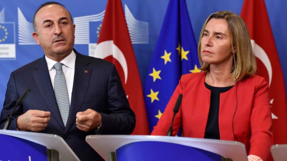 Turkish Foreign Minister Mevlut Cavusoglu (L) and EU Foreign Policy Chief Federica Mogherini hold a news conference at the European Commission in Brussels, Belgium, July 25, 2017.