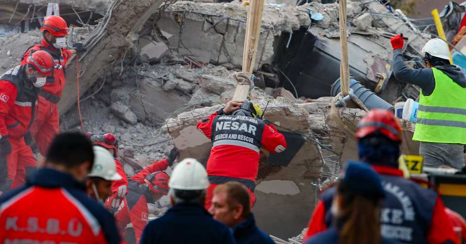 Search and rescue operations continue in 4 buildings in three locations; 1,562 aftershocks occurred since the strong earthquake and 44 of them were above 4 magnitude. (AA)