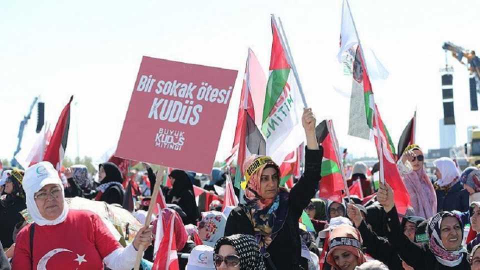 Thousands came together at Istanbul's Yenikapi Square on Sunday to show solidarity with Palestinians following the recent Israeli restrictions on Al Aqsa Mosque in Jerusalem.