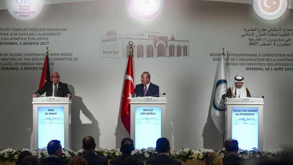 Turkish Foreign Minister Mevlut Cavusoglu (C), Secretary General of OIC Yousef bin Ahmad Al-Othaimeen (R) and Palestinian Minister of Foreign Affairs Riyad al-Maliki (L) attend a press conference after the Executive Committee Meeting of the OIC.