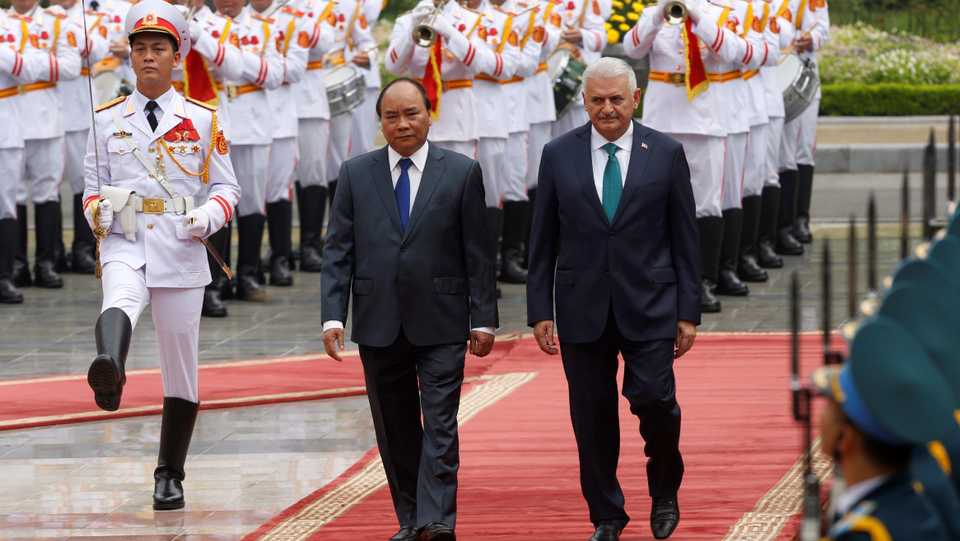 Vietnams Prime Minister Nguyen Xuan Phuc (L) welcomes his Turkish counterpart Binali Yildirim to Vietnam at a ceremony in Hanoi, August 23, 2017. 