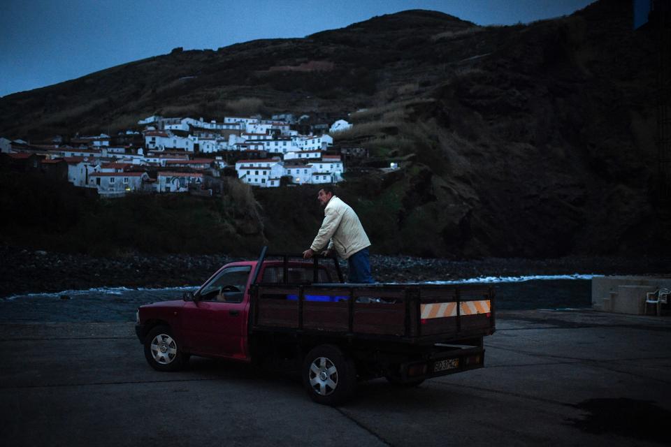 A 10 de março de 2022, um pescador está em cima de uma carrinha a transportar o seu pescado para um mercado de peixe na Ilha do Corvo, nos Açores.