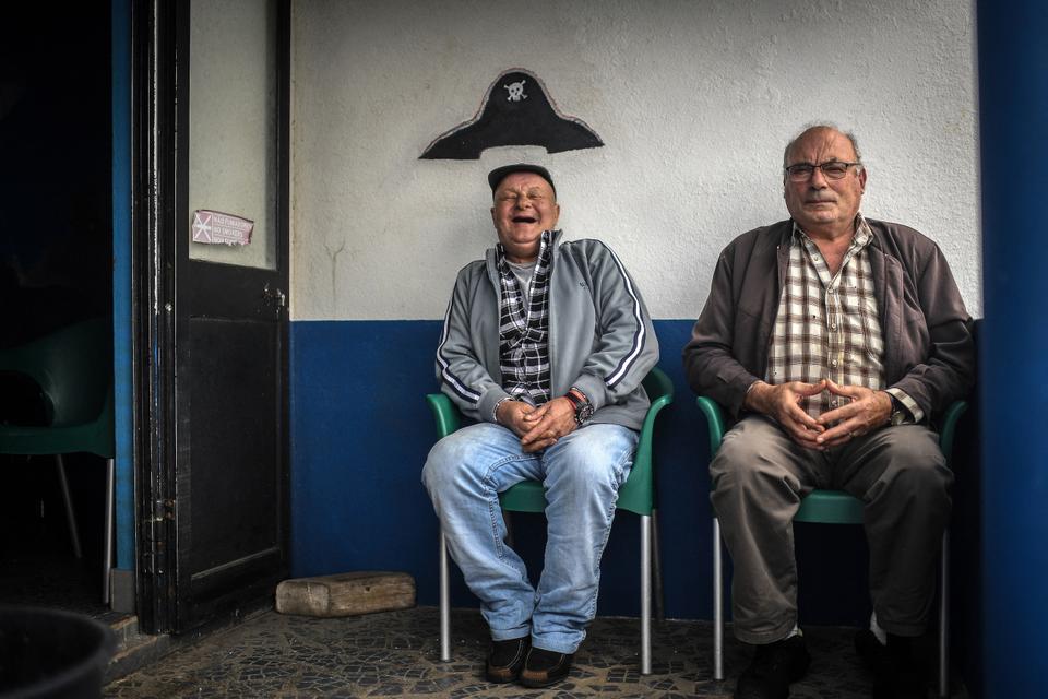 11 de março de 2022 Um velho sentado sob um chapéu de pirata pintado na parede de um bar na Ilha do Corvo, nos Açores