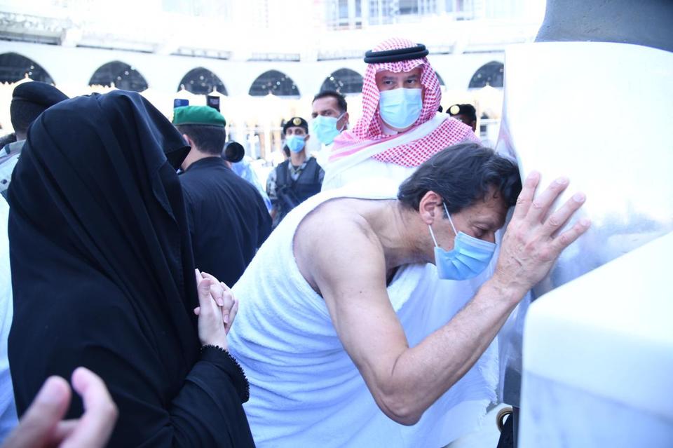 Pakistan PM Imran Khan was touching Ḥajaru al-Aswad during performing the Umrah pilgrim in Mecca, Saudi Arabia.