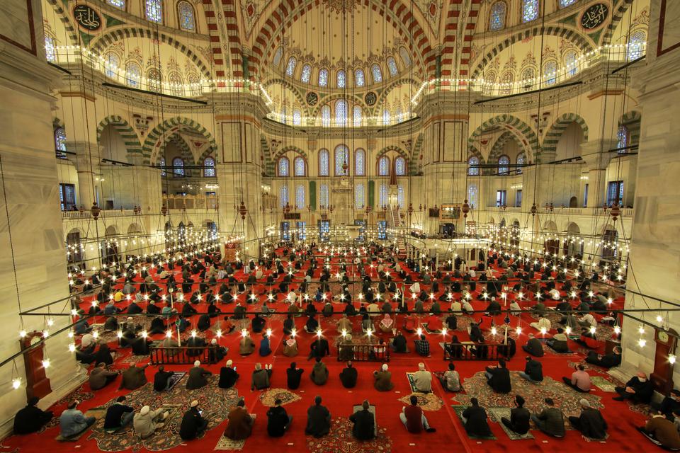 Muslims offer prayers during the first day of Eid al Fitr, which marks the end of the holy month of Ramadan at Fatih Mosque in Istanbul.