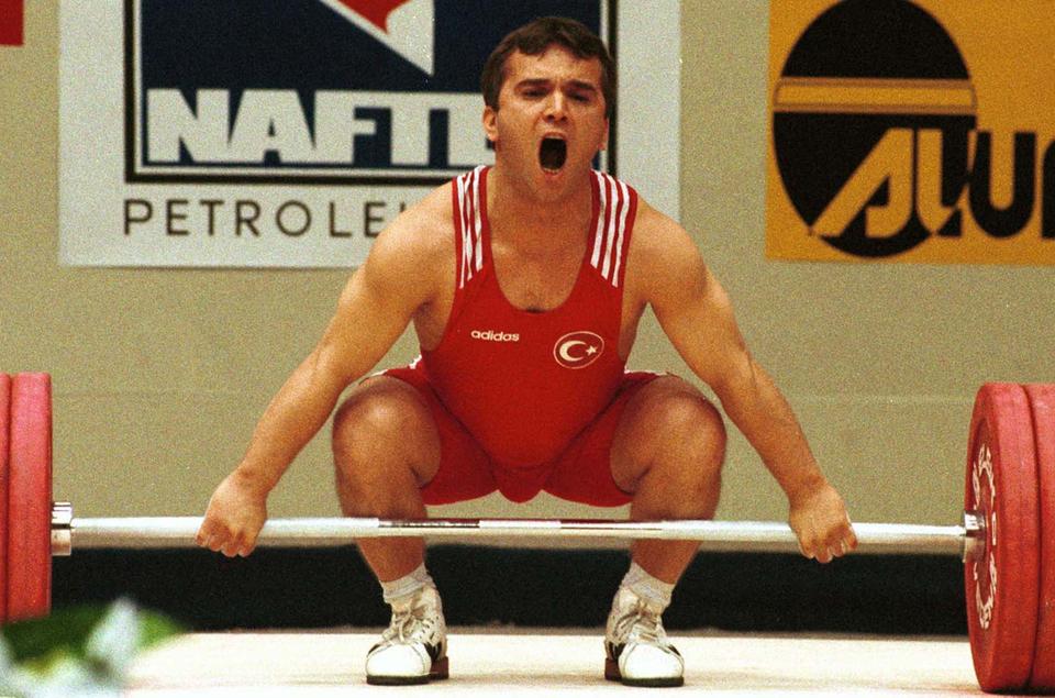 26 Nisan 2000 tarihli dosya fotoğrafı, Türk dünya ve olimpiyat şampiyonu Naim Süleymanoğlu'nun 26 Nisan 2000'de Bulgaristan'ın Sofya kentinde düzenlenen 79. Avrupa Güçlendirme Şampiyonası'nda kaldırdığını gösteriyor. 1988 Seul Olimpiyatları'nda, 1992 Barselona Olimpiyatları'nda ve 1996 Atlanta Olimpiyatları'nda altın madalya kazanan Naim Süleymanoğlu, 18 Kasım 2017'de 50 yaşında vefat etti.