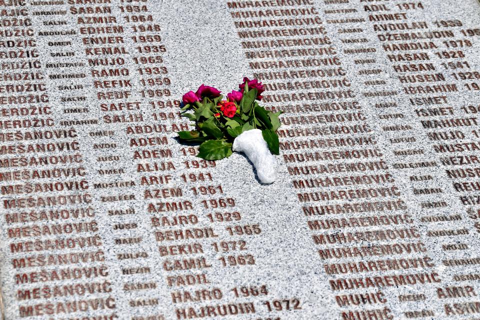 EU urges Balkan nations to acknowledge Srebrenica genocide