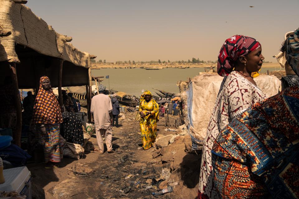 Some women at the Mopti market. Women have suffered heavy internal displacement in Mali due to both climate change, violence and land grabbing.