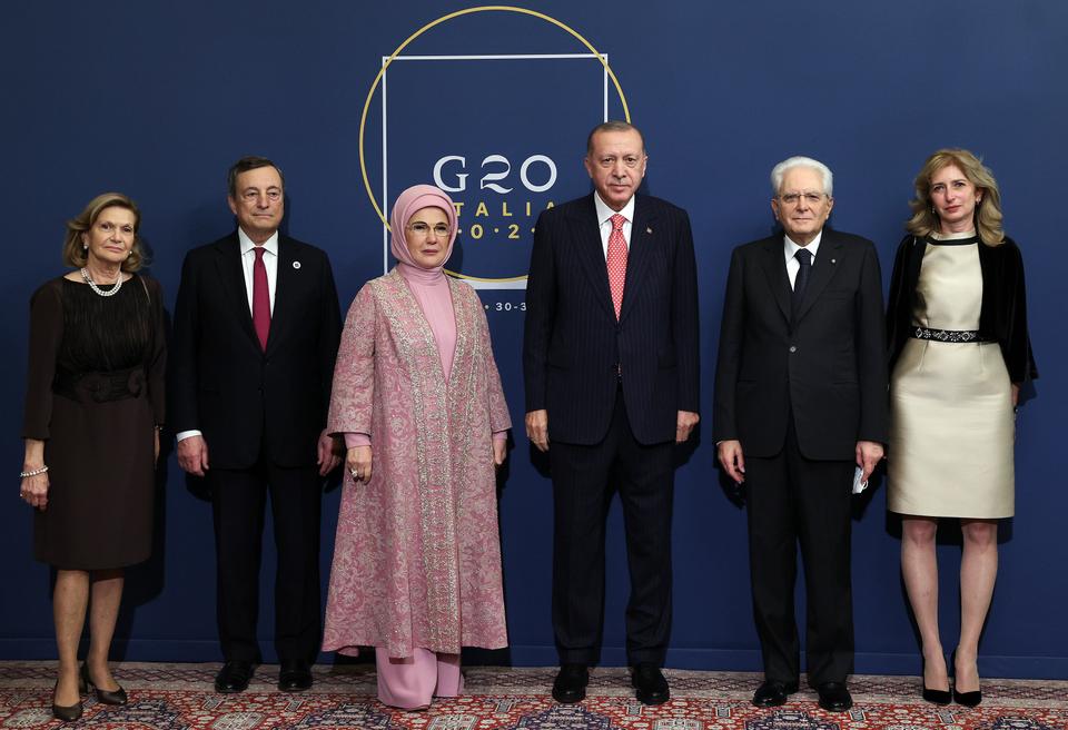 Turkish President Recep Tayyip Erdogan (3rd R) and his wife Emine Erdogan (3rd L), Italian President Sergio Mattarella (2nd R) and his daughter Laura Mattarella (R), Italian Prime Minister Mario Draghi (2nd L) and his wife Maria Serenella Cappello (L) at a dinner in honor of heads of state, government and executives of international organizations at Quirinal Palace within the G20 Leaders’ Summit in Rome, Italy on October 30, 2021.