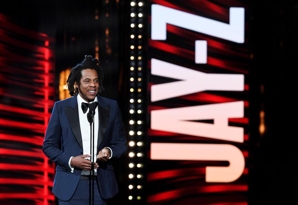 Former US President Barack Obama has praised rapper JAY-Z at a Rock & Roll Hall of Fame induction ceremony.