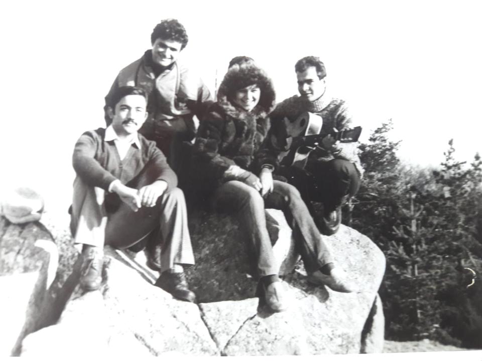 Solda oturan Ahmed Albe, Sofya'daki üniversite yıllarında arkadaşlarıyla fotoğraflandı.