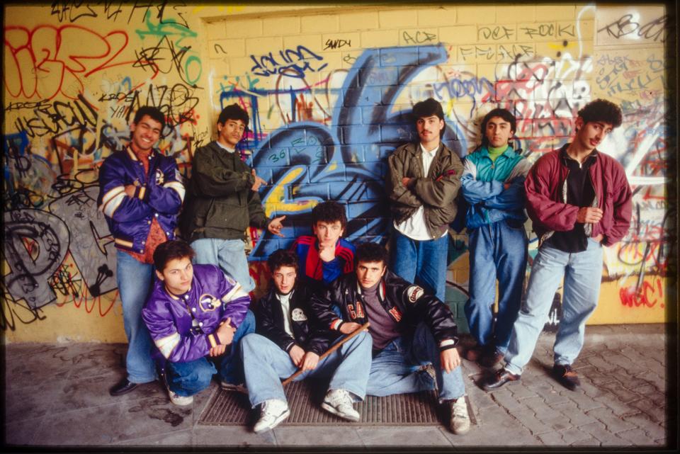 36 Boys çetesinin dokuz üyesi, ikonik Berlin Grossberg'lerinin önünde.  Ayakta (SOL) Aras, Taha Irak, Semih, Hüseyin Poskart, Dunke Kardanis girin.  Oturanlar: Ergon Sivelek, Muzaffar Dosun 
