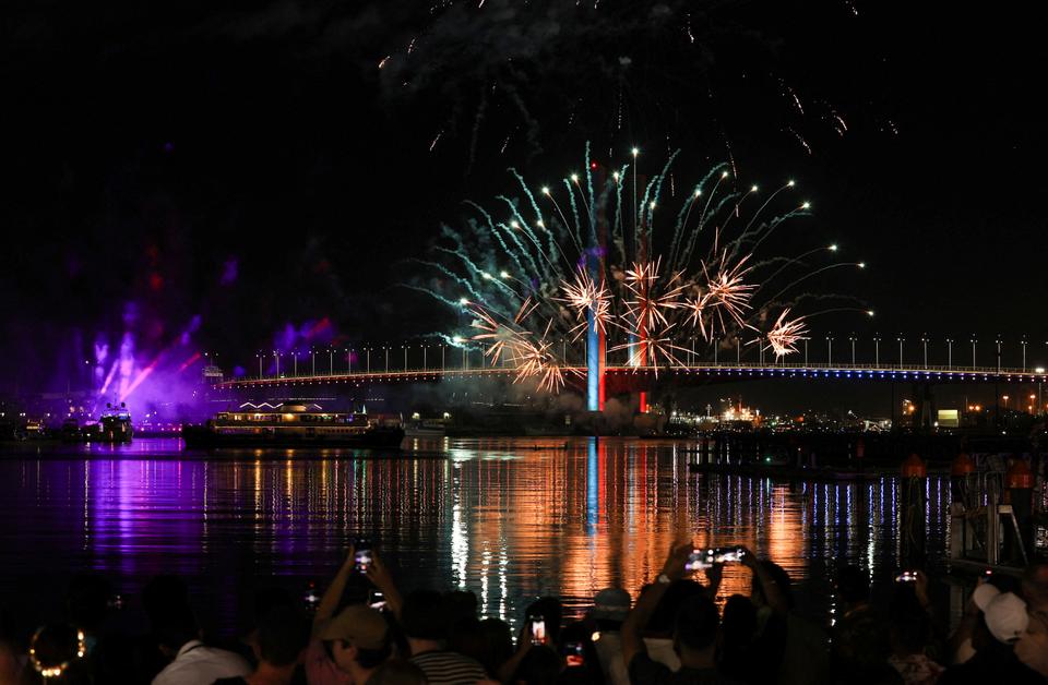 The waterfront of the Yarra River during New Year's Eve celebrations as the Covid-19 Omicron variant continues to spread in Melbourne, Australia.