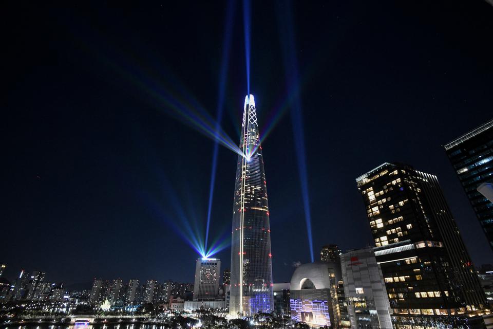 During the lighting show celebrating the New Year in Seoul, beamlights were projected from the skyscrapers of the 123-story Lotte World Tower.
