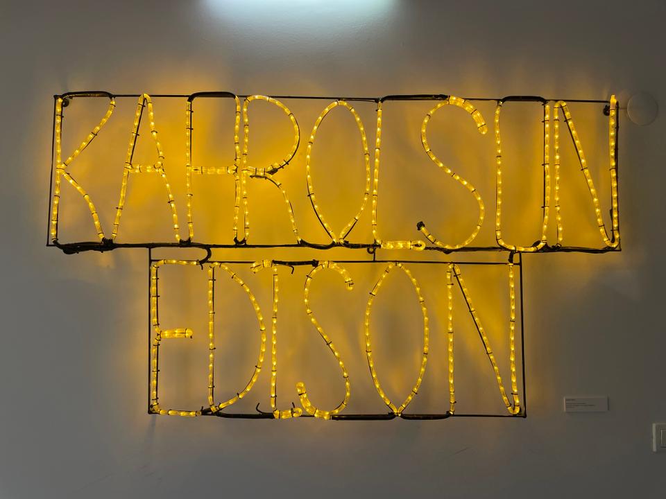 Fucking Edison, Komet (1941).  Neon light installation, 86 x 155 cm.