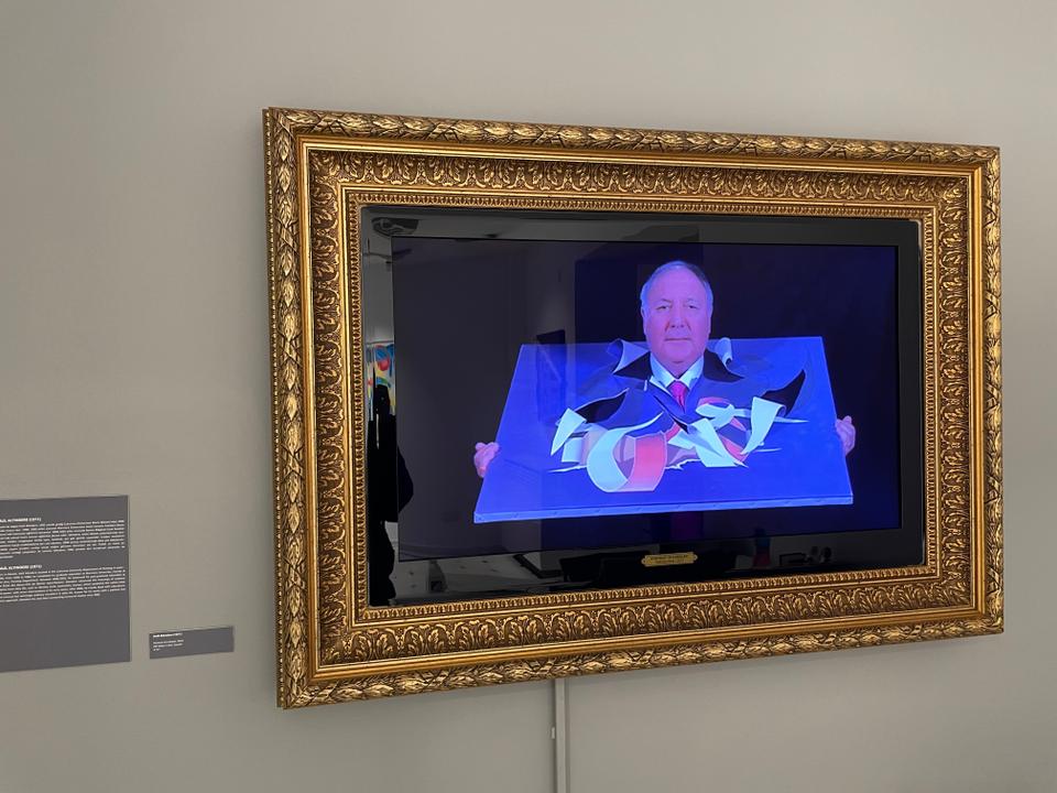 Halil Altindere (1971), Portrait of a Dealer, 2010. HD color video, sound, 4'14 ”, refers to the artist Burhan Dogancay whose paint crashes on the head of the dealer Yahsi Baraz.