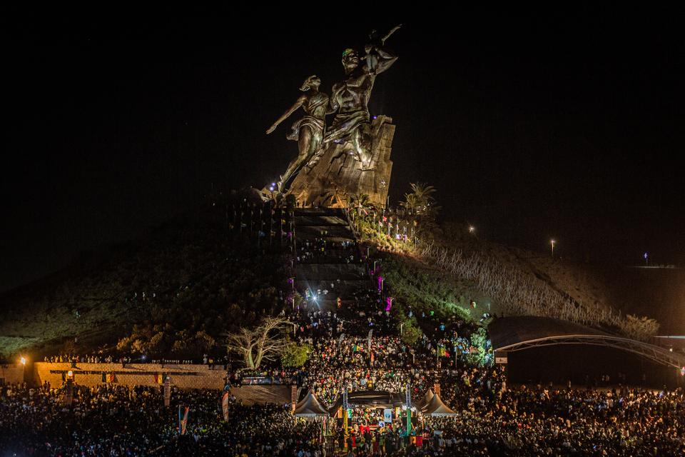 Dakar’s most important landmark, the Renaissance Monument, hosted thousands of spectators in front of a large screen. It was here that some of the most electrifying energy was felt.