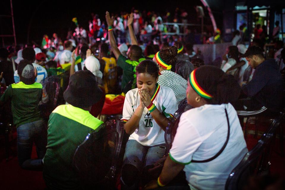 In the last few moments of the overtime, fans watching the game in Dakar’s Place du Souvenir displayed their emotions during the tensest moment of the game. Victory would come down to their performance during the final penalties.