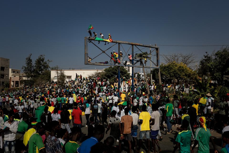 Fans line the streets of the road leading to the Presidential Palace of Dakar to greet the busload of players moving from the Leopold Senghor airport to the palace.