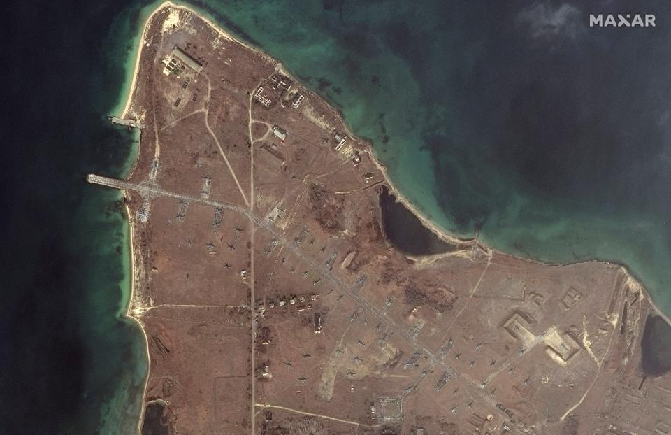 Satellite images outline the deployment of helicopters near Lake Donuzlav on the Crimean Peninsula in Ukraine on February 18, 2022. [Maxar Technologies]