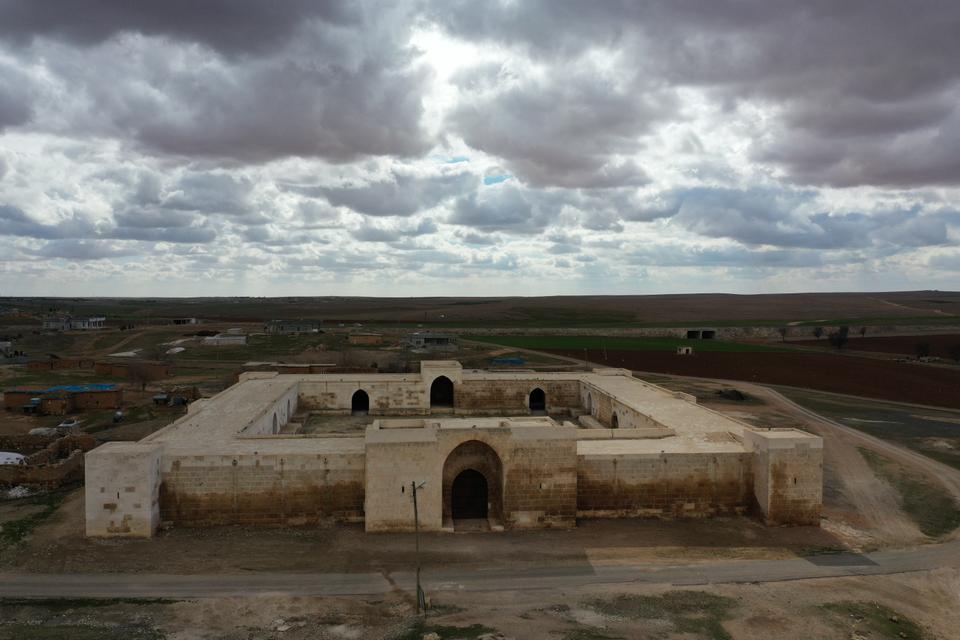 In the middle of the caravanserai is a large courtyard with 10 gates open.