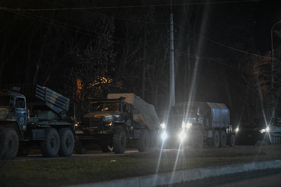 Tank dan kendaraan lapis baja tentara Rusia mulai terlihat di Donetsk, sementara ledakan mulai terdengar di berbagai kota di Ukraina. (AP)