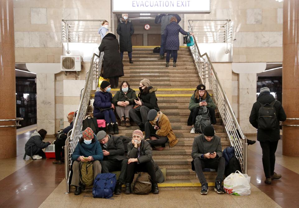 Orang-orang berlindung di stasiun kereta bawah tanah. (Reuters)