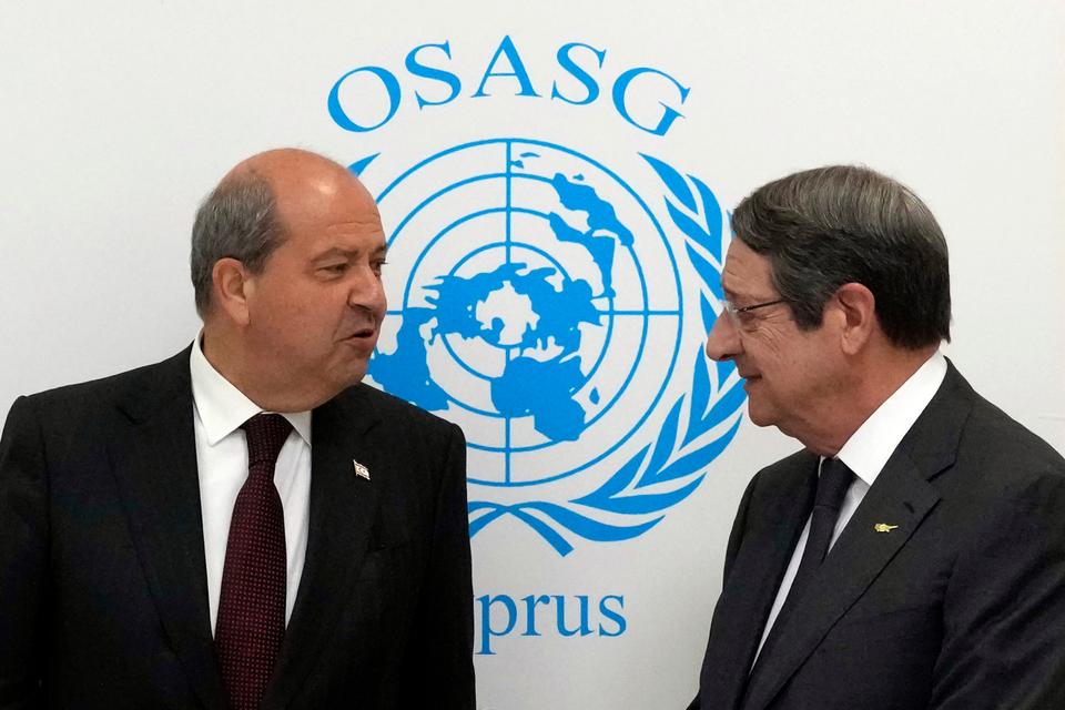 Ο Τουρκοκύπριος Πρόεδρος Ερσίν Τατάρ και ο Ελληνοκύπριος Πρόεδρος Νίκος Αναστασίδης παρευρίσκονται σε δεξίωση σε συγκρότημα εντός ουδέτερης ζώνης ελεγχόμενης από τον ΟΗΕ που διασχίζει τη Λευκωσία, την Κύπρο, τον Απρίλιο του 2022.
