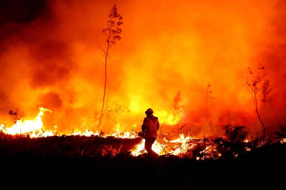 In the year  A firefighter prepares a tactical fire in Louchat, July 17, 2022, as wildfires continue to spread in the Gironde region of southwestern France.  (Photo: Reuters)