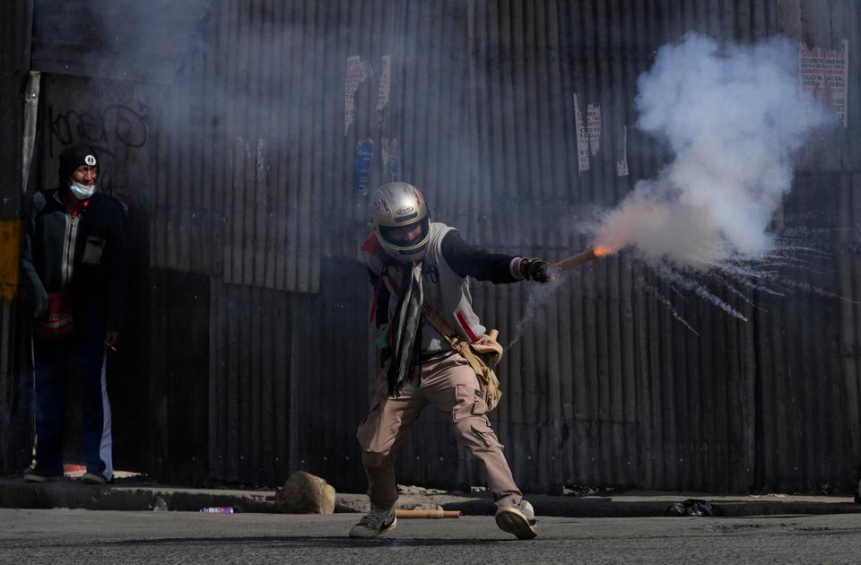 Coca growers along with other government oppositions protested near the coca market in La Paz against new “illegal” markets.