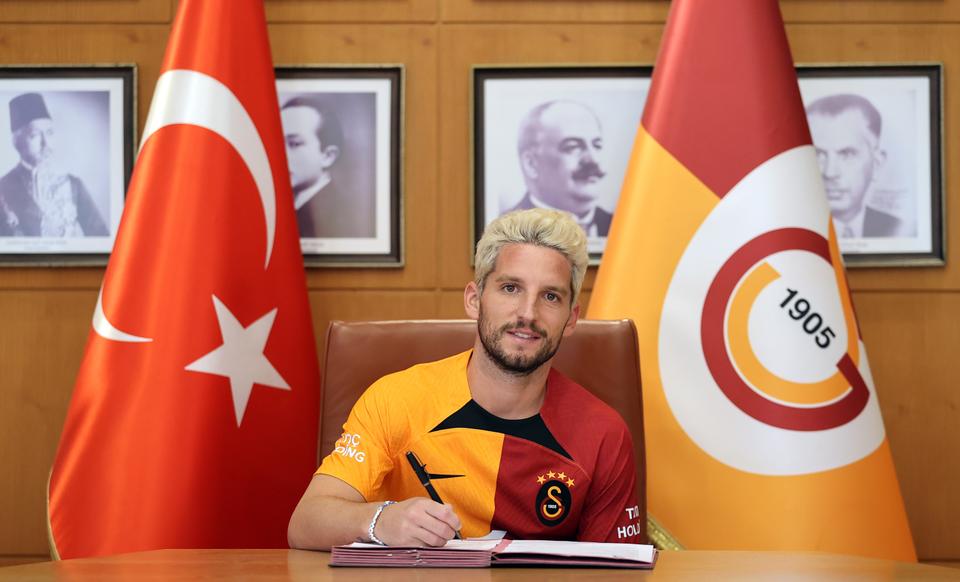 Galatasaray a signé un contrat de 1 + 1 an avec l'attaquant belge Dries Mertens.