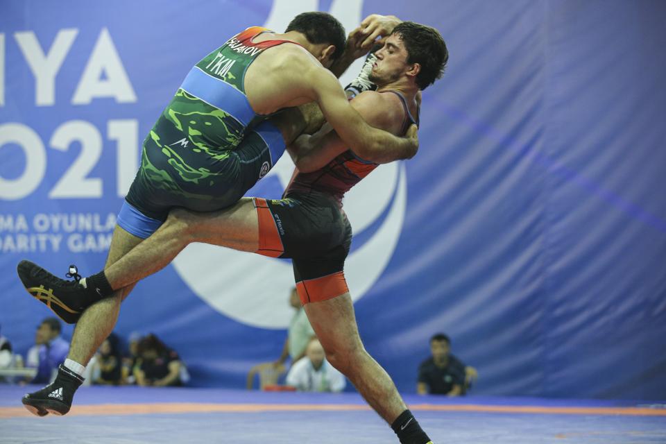 The wrestling competitions were held as part of the 5th Islamic Solidarity Games held in Konya.  In the races, Khojakov Kerim (green jersey) for Turkmenistan takes on Askarov Adlan from Kazakhstan.  — Anatolian Agency