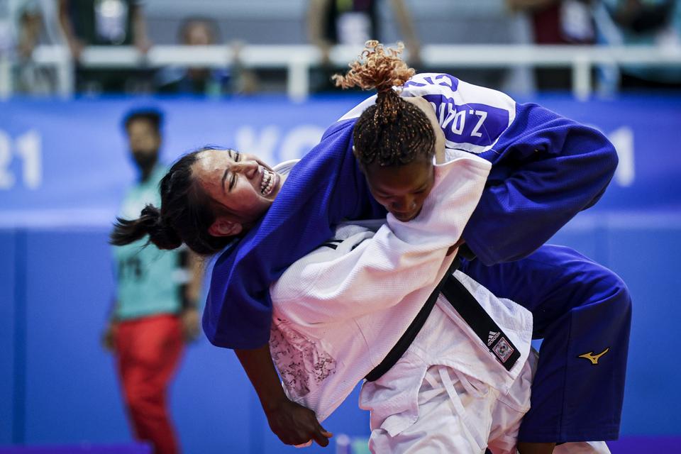 Gozel Novruzova (white) of Turkmenistan in action against Zouleiha Abzetta Dabonne (blue) of Ivory Coast during judo competition. — Anadolu Agency