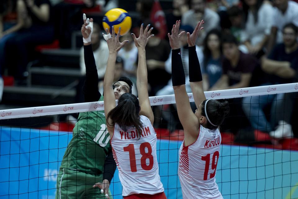 Maedeh Bo Esfahani (10) of Iran in action during the women's volleyball final match between Turkiye and Iran. — Anadolu Agency