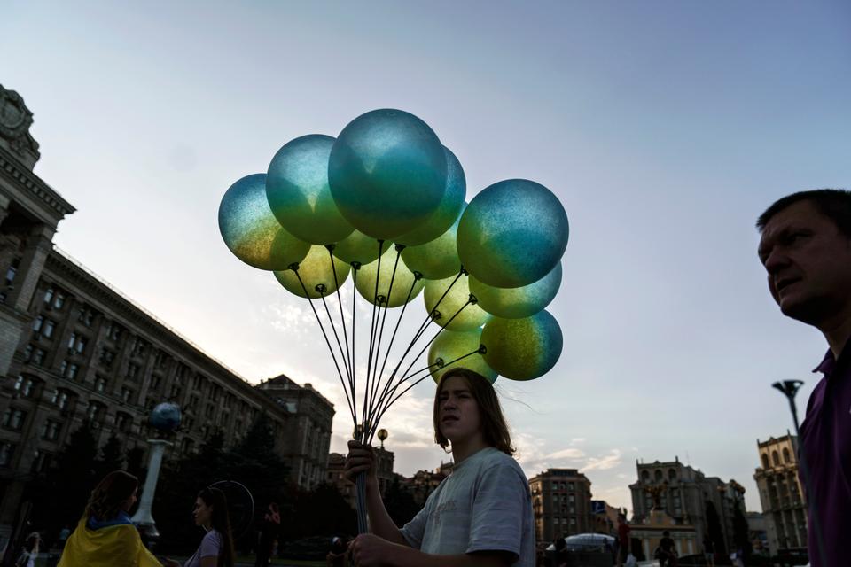 A vendor sells blue and yellow balloons in honour of the country's National Flag Day on August 23, 2022 at Maidan Square in Kiev, Ukraine, where authorities banned mass gatherings through Thursday.