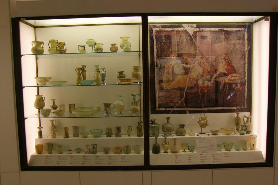 The case of glass vessels displayed at the Archaeological Museum (AUB) before the explosion.