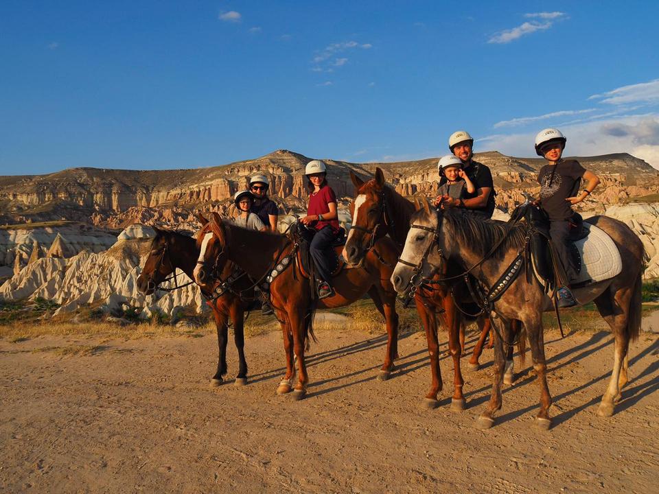 Les Lemay publient régulièrement des mises à jour et des photos de leurs voyages sur leurs comptes Facebook et Instagram sous le nom de Plein Leurs Yeux, comme celui-ci de Cappadoce.