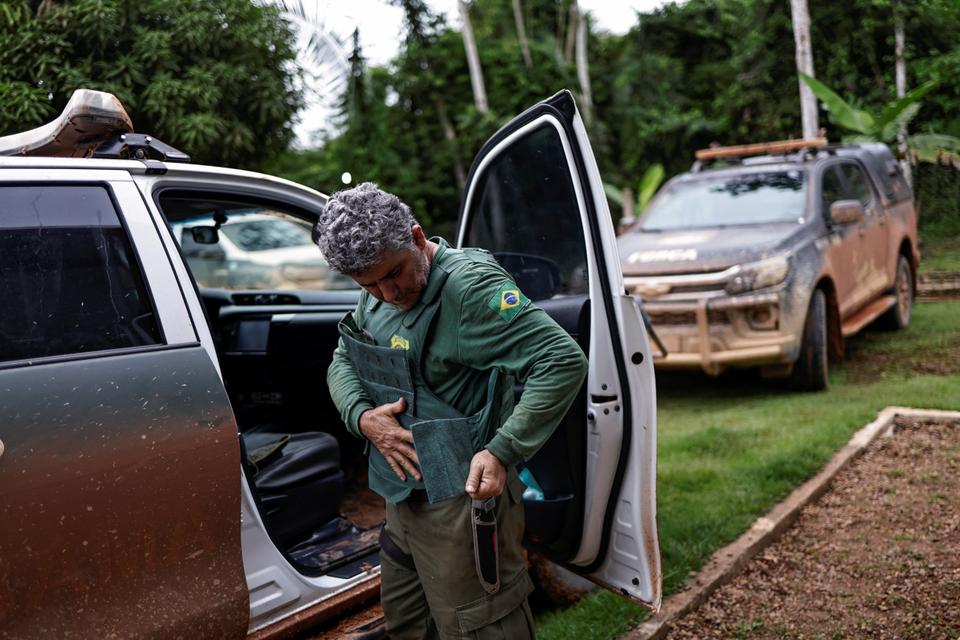 Environmental agency Ibama started carrying out the raids on Thursday in the rainforest state of Para to stop loggers and ranchers illegally clearing the forest.