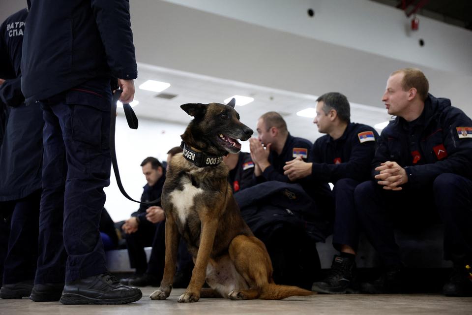 Πυροσβέστες από τη Σερβία φτάνουν στο αεροδρόμιο Σακίρπασα των Αδάνων μετά από σεισμό στα Άδανα.