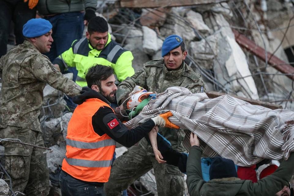 8-year-old Beyan Haddap, daughter of Mulhem Al Haddap is taken to hospital after being rescued from under rubble 61 hours in Hatay.