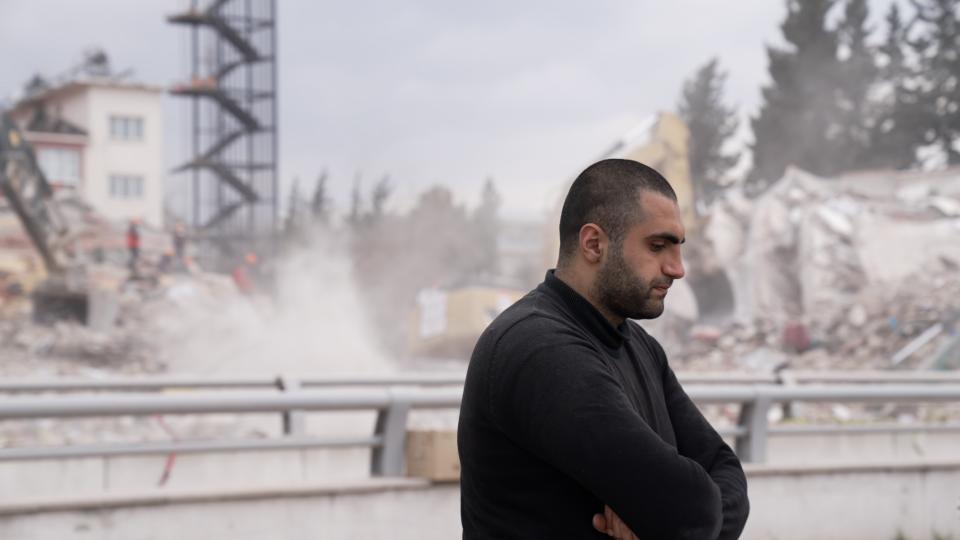 Despite the danger, Mustafa Kazazz remains steadfast in his determination to give a proper burial to his loved ones who are still lost in the rubble.