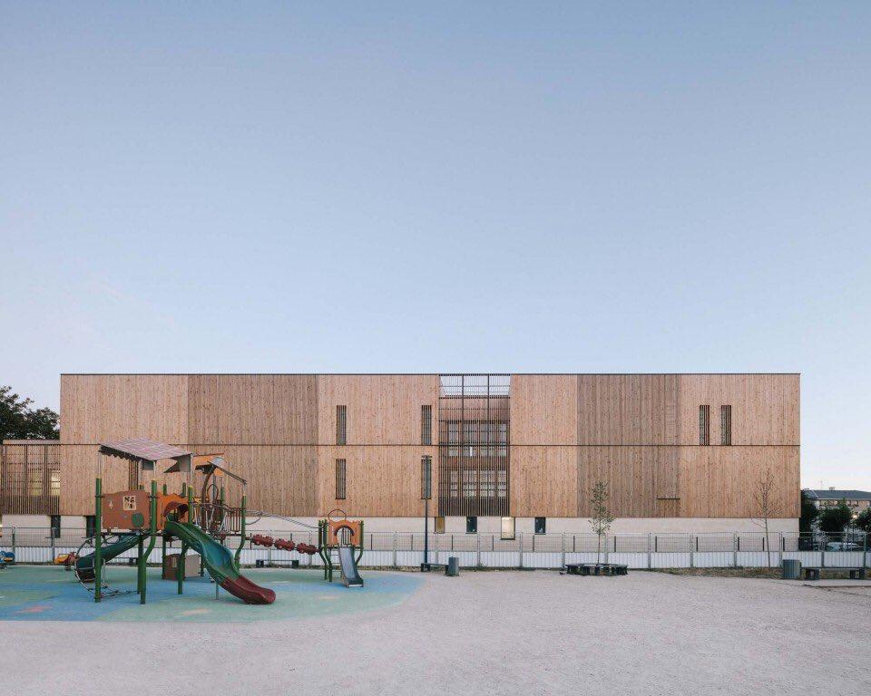 The school designed by Daudré-Vignier & Associés and the Bond Society; It was built mainly of wooden construction in line with the goal of producing 50% of natural materials.