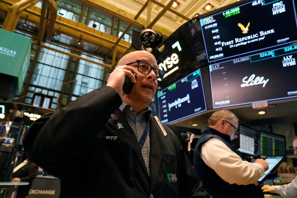 Wall Street stocks dropped to negative territory on Wednesday, plunging to more than 600 points at one point, pummeled by the decline in European banking shares.