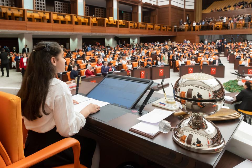 Parliament Speaker Mustafa Sentop handed over his seat to Medine Karakışla, a 5th grade student from quake-hit Hatay.