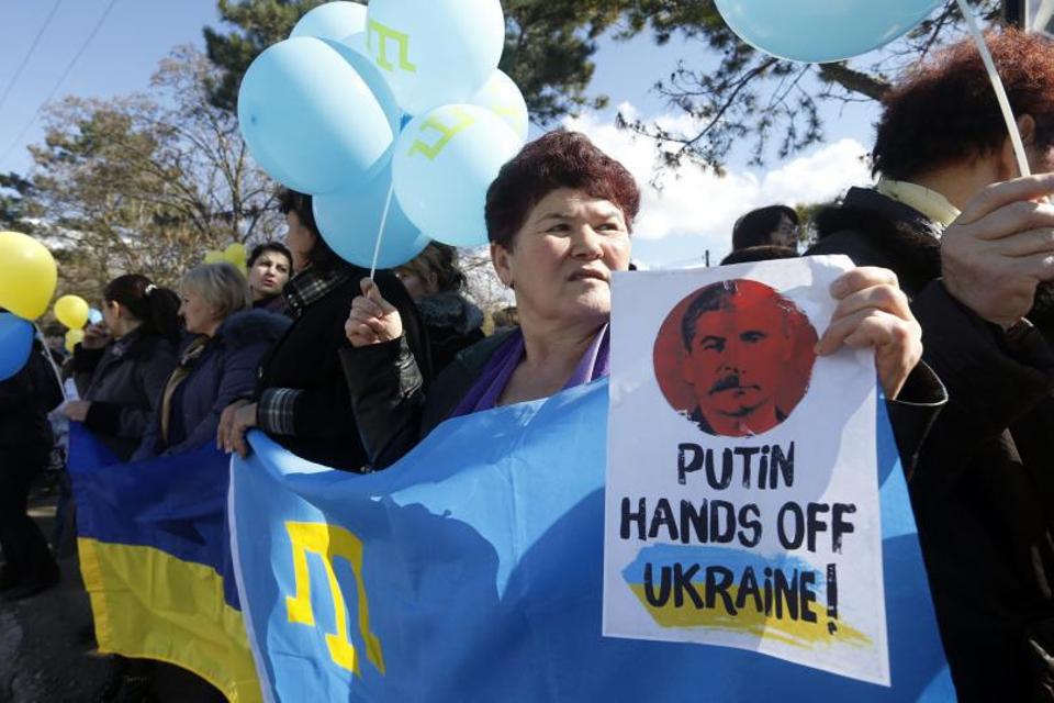 Participants shout slogans with placards at an anti-war rally in the Crimean town of Bakhchisarai on March 5, 2014 (Reuters).
