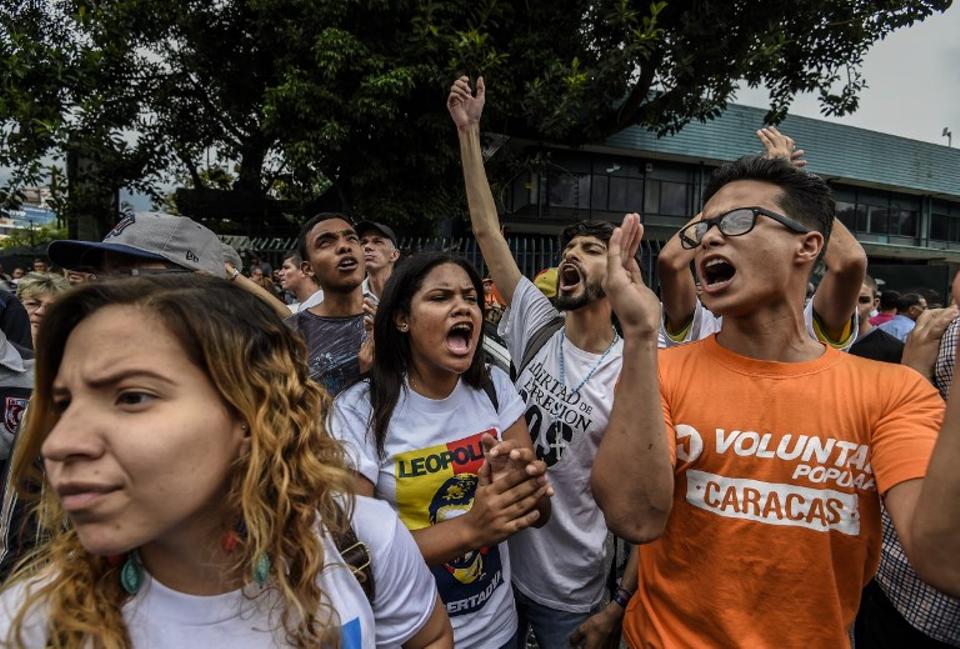 Opponents of Venezuelan President Nicolas Maduro demonstrate in front of the Organization of American States (OAS) offices in Caracas on May 16, 2018.