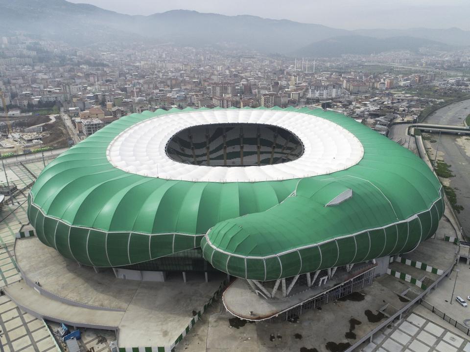 Vista aérea de Tumsa (Crocodile) Arena, con una capacidad de 43.361 en 2015, abierta al público el 5 de abril de 2018, en Bursa, Turquía.